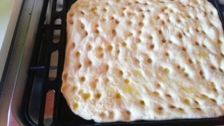 buchi su impasto focaccia